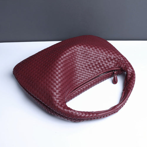 Crescent-shaped hand-woven women's handbag, fashionable and versatile,